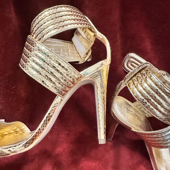 Goddess gold Michael Kors heels, stunning color and like new condition.  Size 7 - Picture 3 of 3